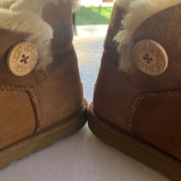 UGG Genuine Sheepskin Upper and Lining Boots Size 6 - Picture 6 of 10